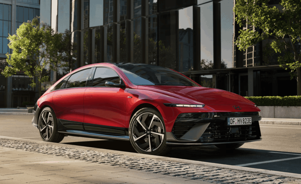 Hyundai IONIQ 6 es uno de los eléctricos mas importantes 2026, berlina aerodinámica vista de perfil