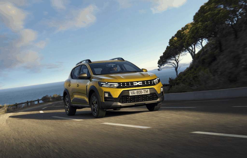 Dacia Sandero 2026 en carretera, utilitario compacto orientado a un uso urbano y diario en el mercado español