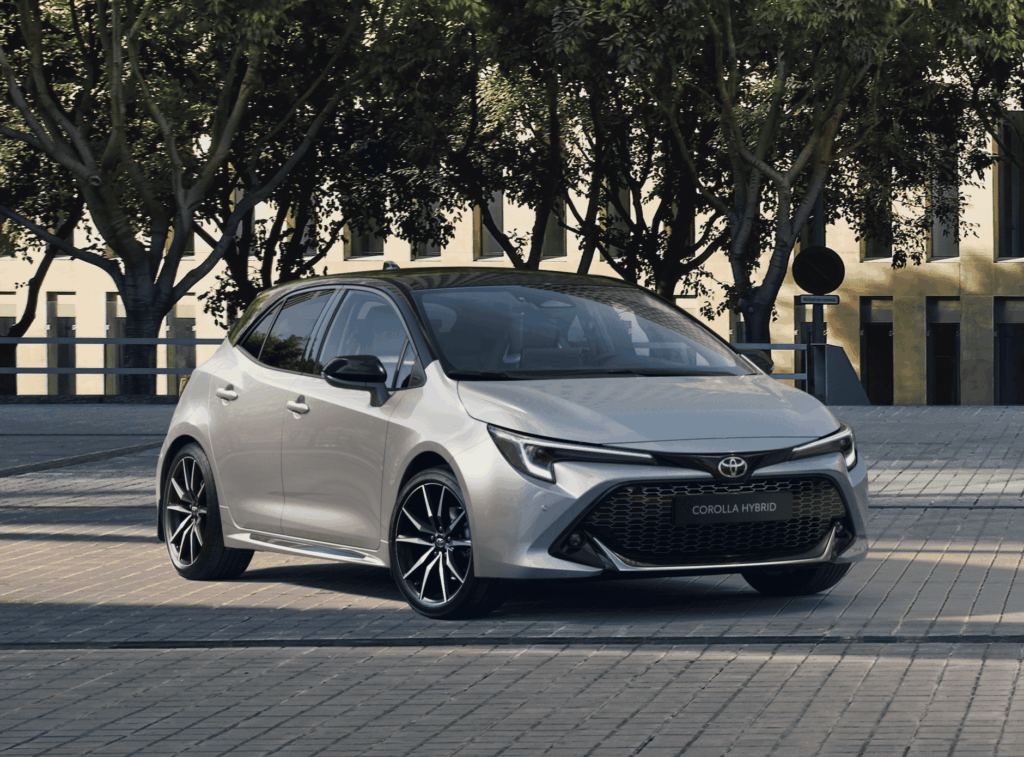 Toyota Corolla Hybrid 2026 en entorno urbano, compacto híbrido no enchufable orientado a la eficiencia.
