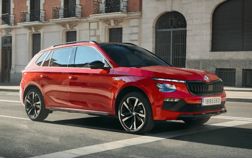 Škoda Kamiq 2026 estacionado en ciudad, SUV urbano compacto orientado a la practicidad.