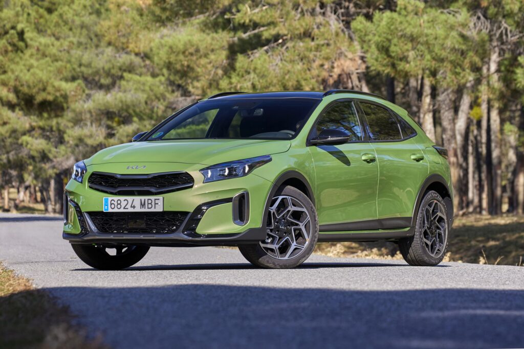 Kia Ceed 2026 circulando por carretera, compacto generalista con enfoque equilibrado para uso mixto.