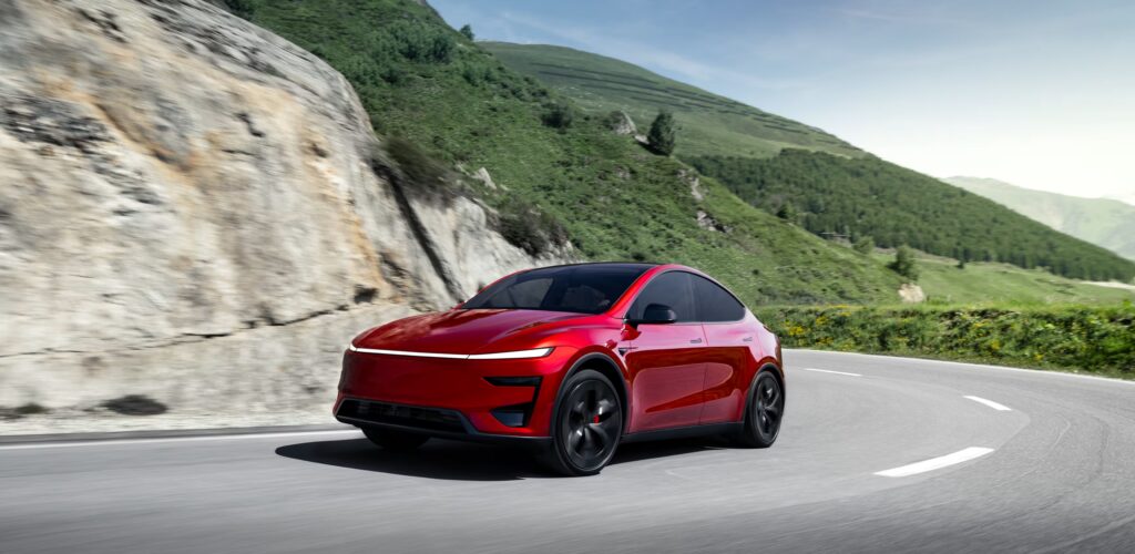 Tesla Model Y es uno de los electricos mas importantes 2026. Model Y Hero eléctrico visto de perfil en carretera