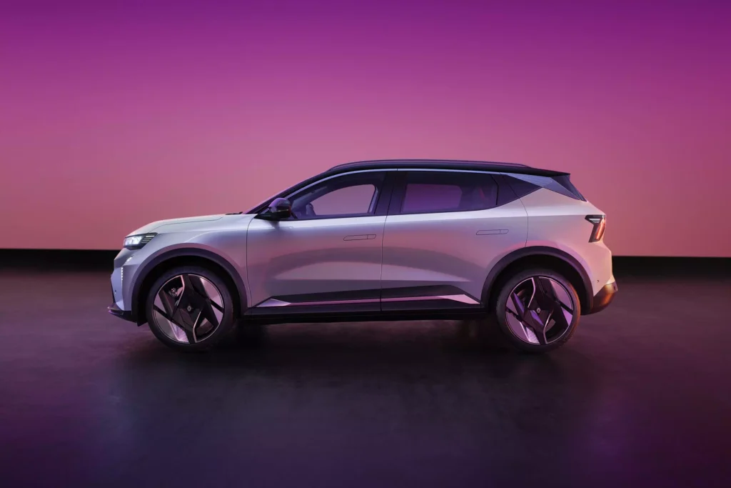 Renault Scénic E-Tech es uno de los eléctricos mas importantes 2026, SUV compacto familiar visto de perfil