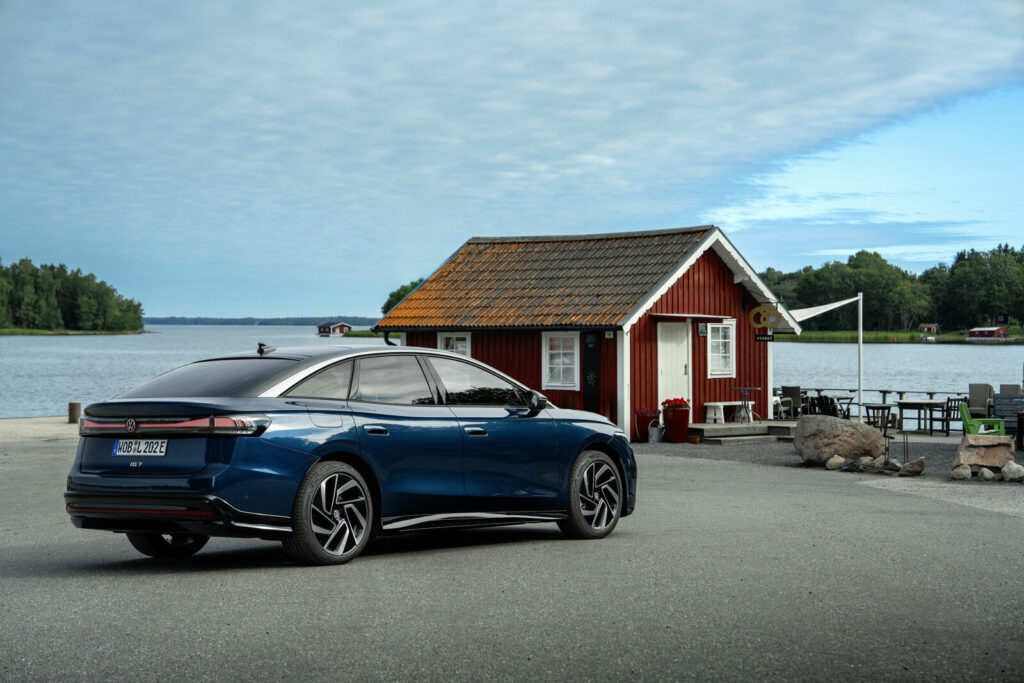 Volkswagen ID.7 es uno de los eléctricos mas importantes 2026, berlina visto de perfil en estático