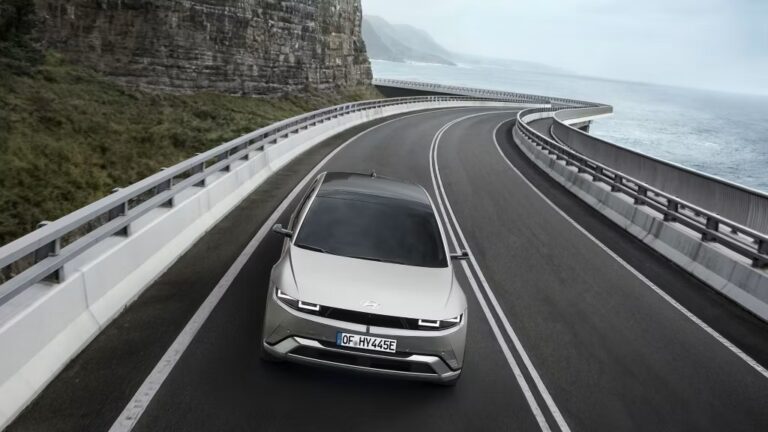 Los mejores coches eléctricos para moverse por la ciudad en 2026 Coche eléctrico grande