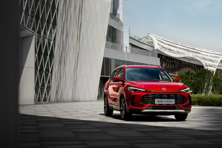 MG ZS EV vs Peugeot e-2008: ¿qué SUV eléctrico compacto ofrece mejor relación precio-autonomía?