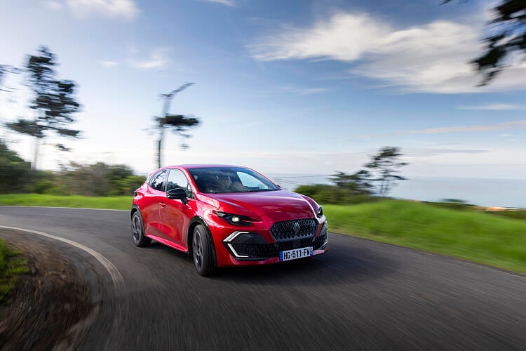Renault Clio vs Peugeot 208: ¿cuál es el mejor utilitario urbano por menos de 25.000 euros? Renault Clio vs Peugeot 208: ¿cuál es el mejor utilitario urbano por menos de 25.000 euros?