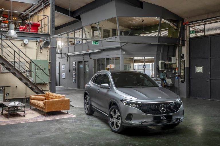 Mercedes-Benz A 250 e vs BMW Serie 1 PHEV: duelo de compactos premium híbridos enchufables en 2026