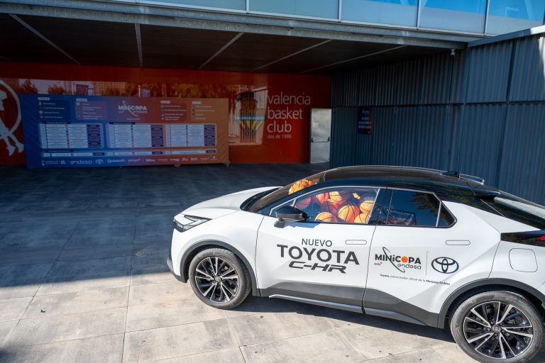 Toyota C-HR PHEV vs Peugeot 308 Hybrid: duelo de compactos enchufables familiares por eficiencia y equipamiento en 2026 Toyota C-HR PHEV vs Peugeot 308 Hybrid: duelo de compactos enchufables familiares por eficiencia y equipamient