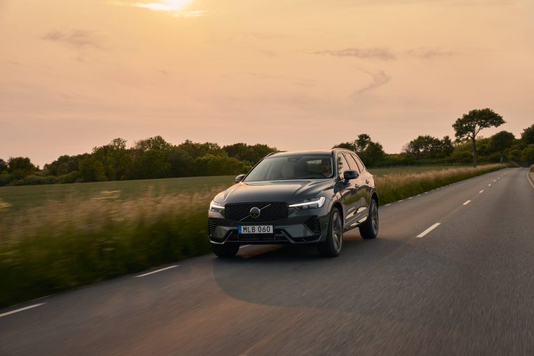 Volvo XC60 Recharge vs BMW X3 xDrive30e: duelo de SUV-D PHEV premium por autonomía eléctrica y equipamiento en